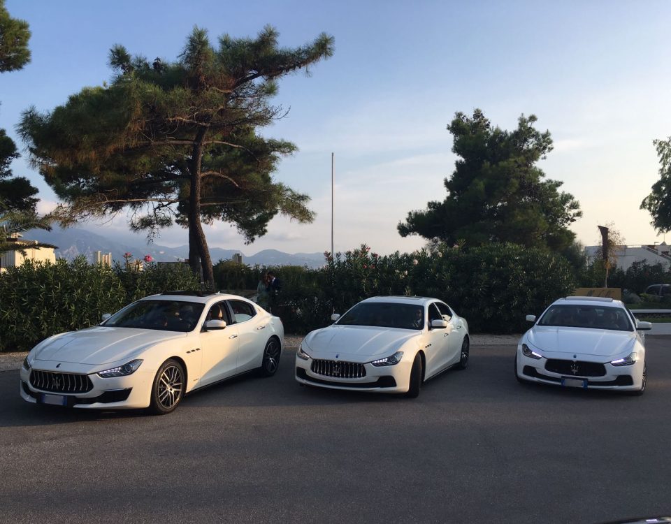 Tre Maserati per un solo magnifico matrimoniio. Auto bianche che in questa foto coronano il sogno di due strepitosi ragazzi.