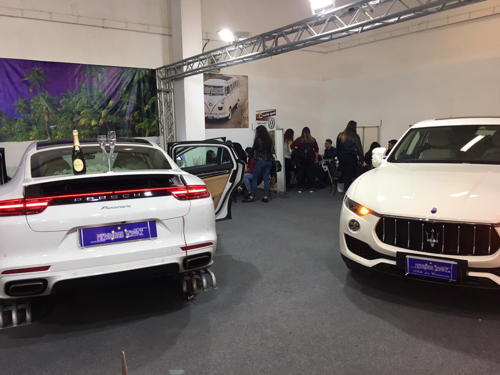 Una foto che ha fermato un momento nella Fiera Tutto Sposi. Rappresenta i nostri clienti che scelgono l’auto per il loro matrimonio