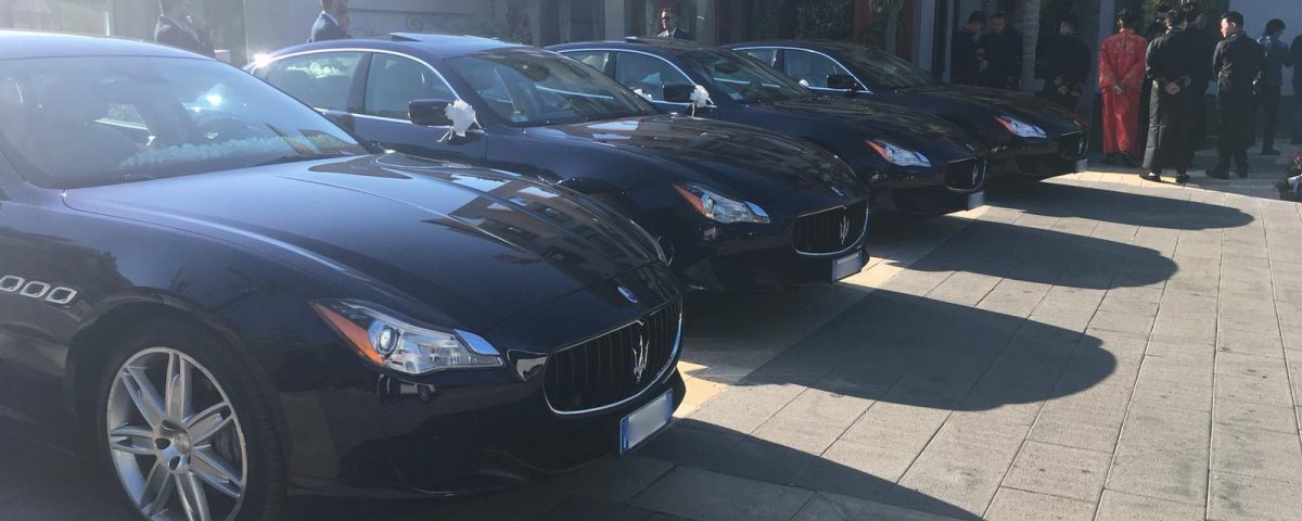 Una foto che rappresenta il matrimonio con le quattro Maserati per un solo matrimonio