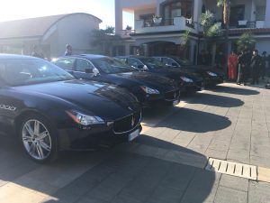 Una foto che rappresenta il matrimonio con le quattro Maserati per un solo matrimonio