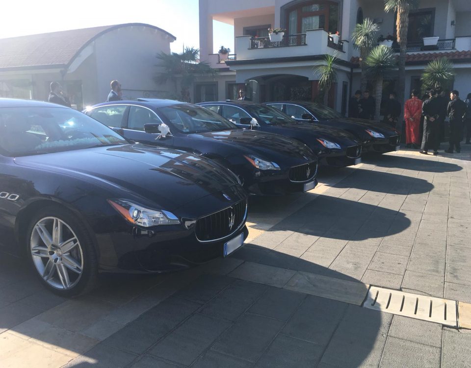 Una foto che rappresenta il matrimonio con le quattro Maserati per un solo matrimonio