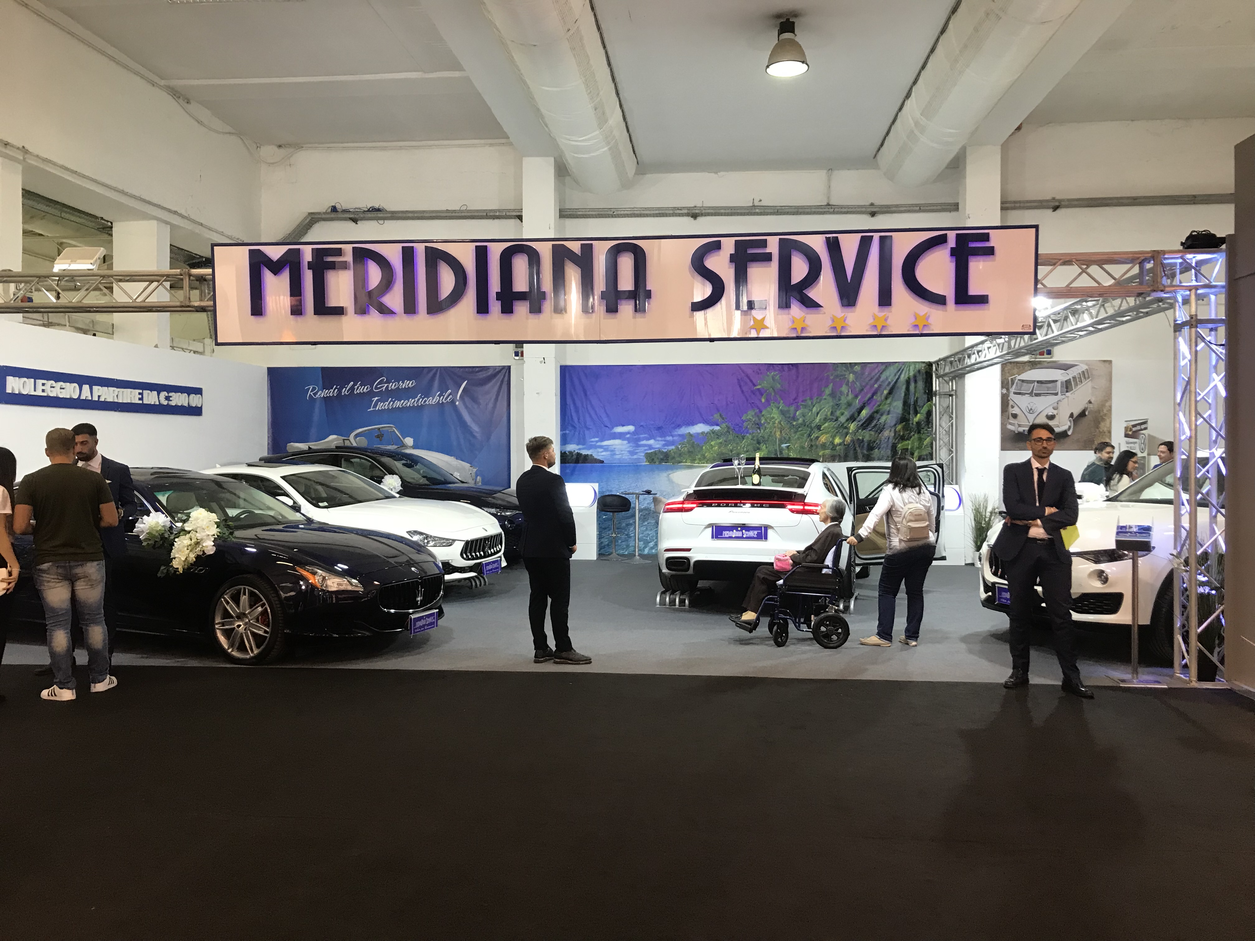 Questa foto rappresenta il nostro stand con tutti gli ultimi modelli delle auto a prezzi imbattibili