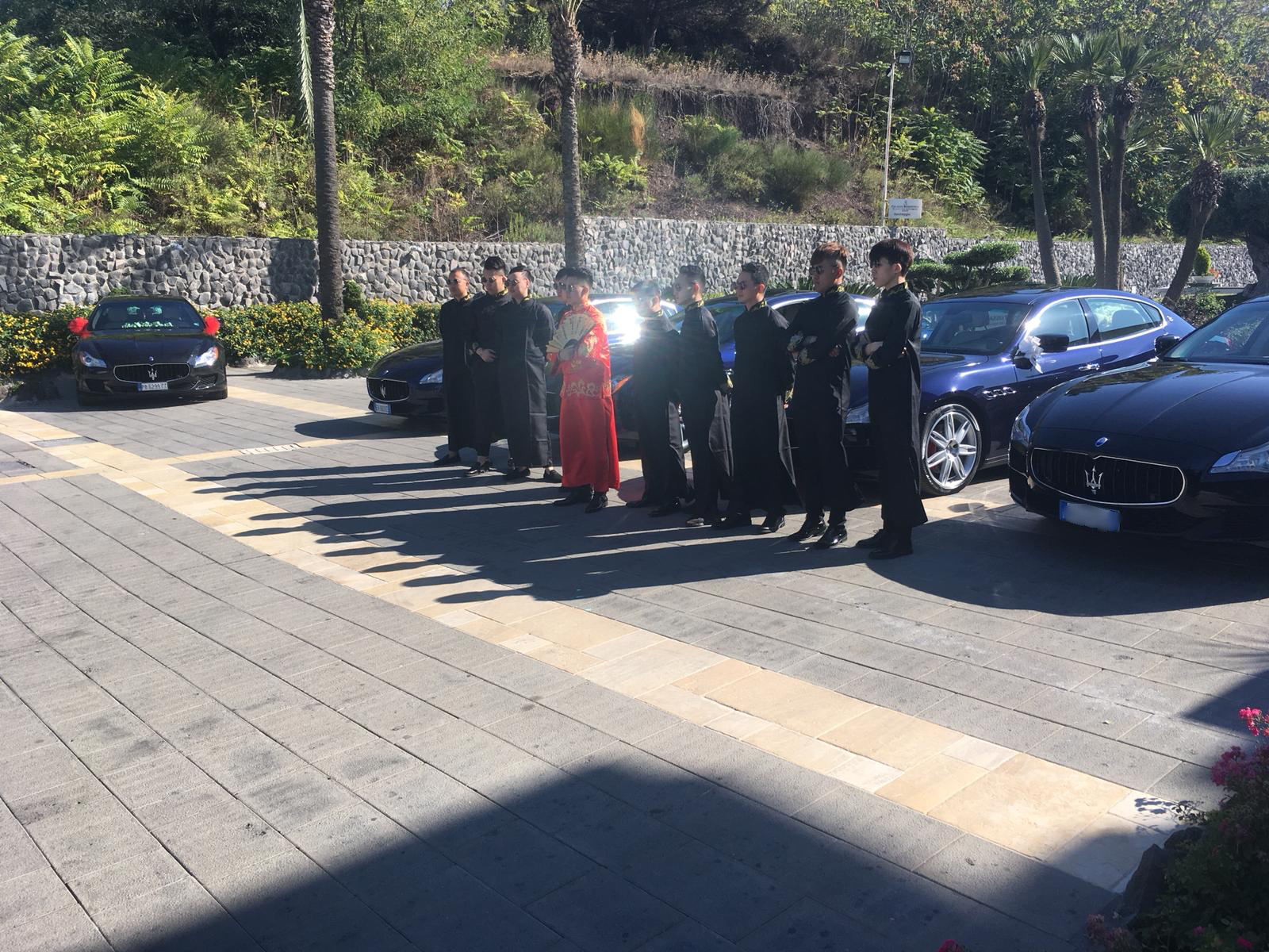 In questa foto ci sono le Maserati ammiraglia insieme agli sposi e testimoni. Un matrimonio molto particolare