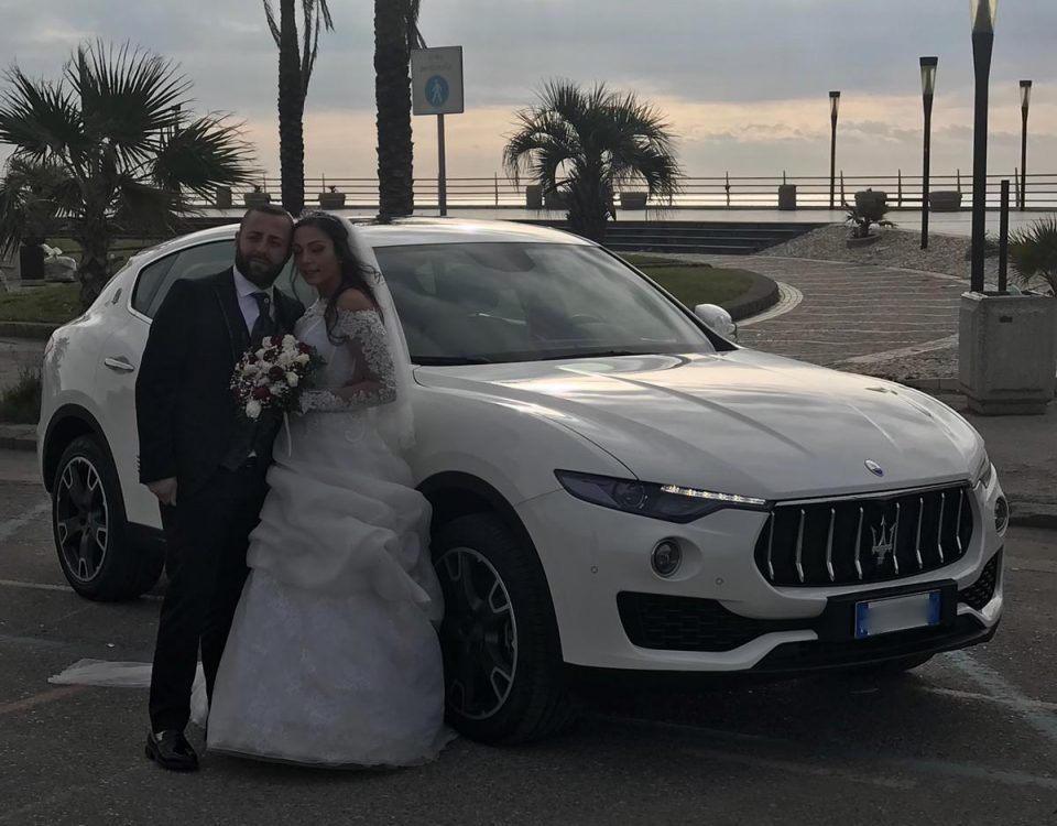 Una vettura elegante, il colore bianco è un segno riconoscitivo del matrimonio per questo anche il più richiesto...