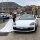 L’auto in foto è l’ultimo modello dellla Porsche Panamera. In particolare in foto c’e l’auto insieme ai nostri sposi che ci hanno scelto per il loro giorno più bello