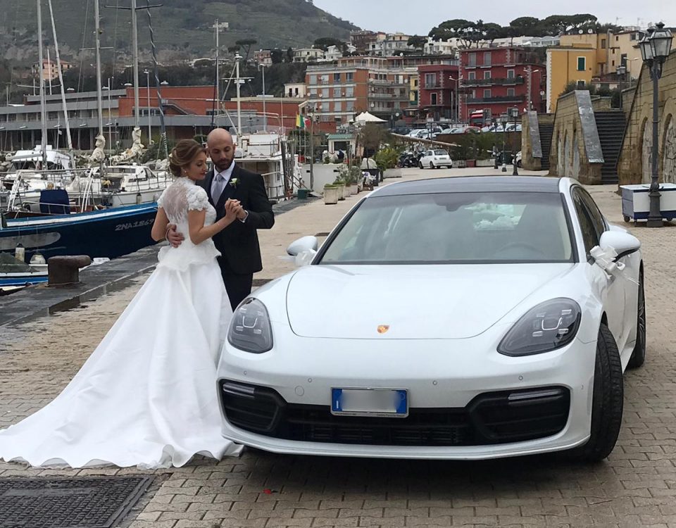 L’auto in foto è l’ultimo modello dellla Porsche Panamera. In particolare in foto c’e l’auto insieme ai nostri sposi che ci hanno scelto per il loro giorno più bello