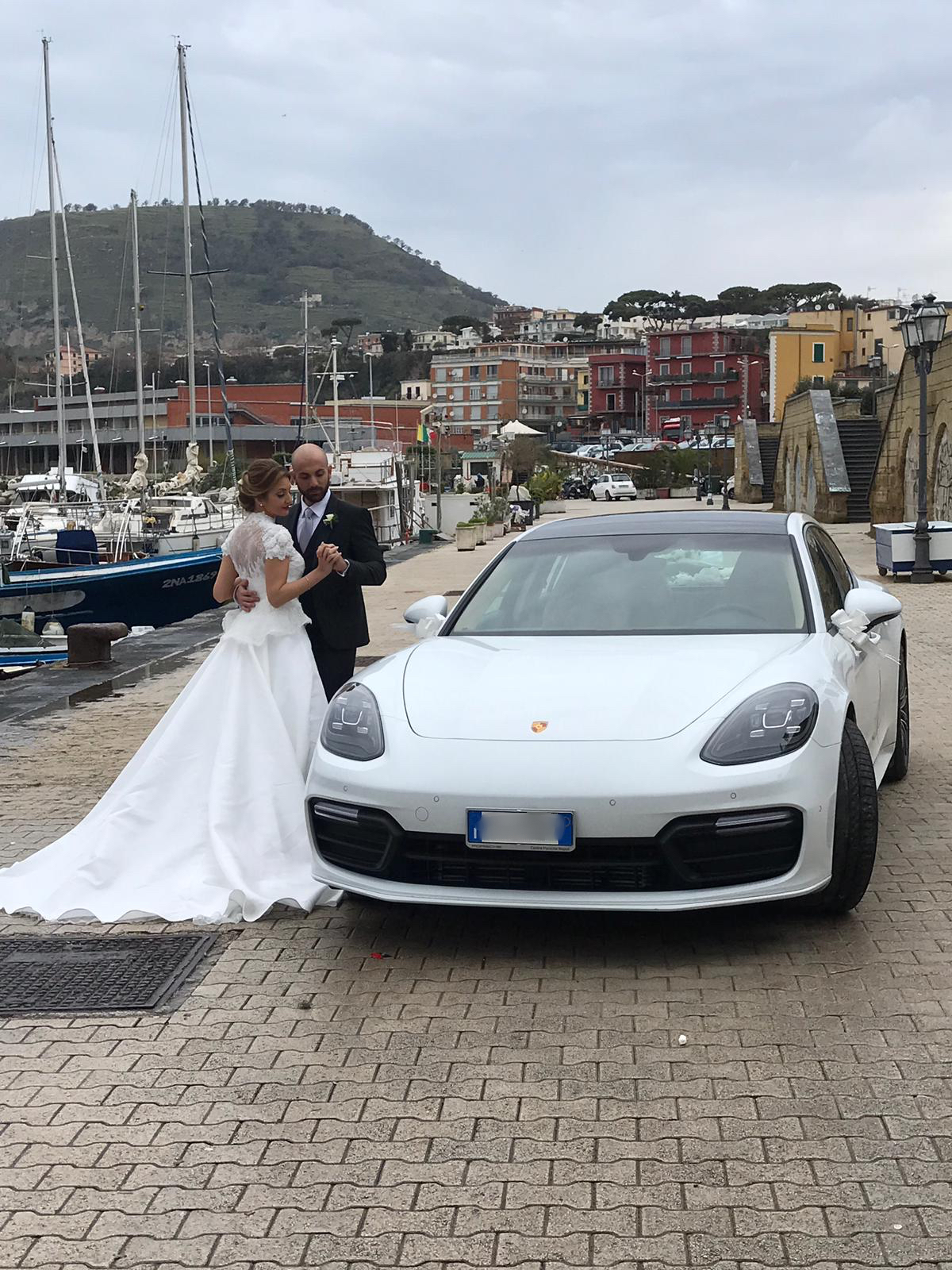 L’auto in foto è l’ultimo modello dellla Porsche Panamera. In particolare in foto c’e l’auto insieme ai nostri sposi che ci hanno scelto per il loro giorno più bello